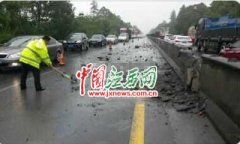 昌九高速槽罐车撞护栏 共青田塘往南昌入口暂关