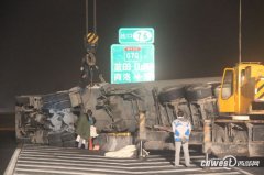24吨液氨罐车高速路上侧翻 交警临时交通管制(组