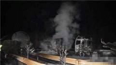 济青高速20多个油罐爆炸 3车被焚