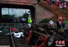 南非巴士坠桥后与火车相撞至少15人丧生【组图】