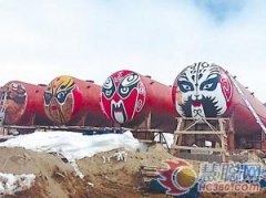 中国考察站为南极油罐“京剧脸谱”重新油漆