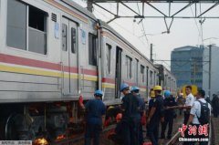 印尼雅加达两列火车相撞 致34人受伤