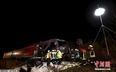 德国南部火车与卡车相撞 致2死4伤