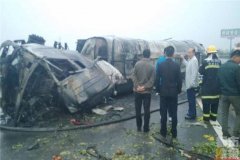 西禹高速蒲城孙镇段一油罐车爆炸 一人死亡(组图