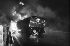 30吨柴油罐车追尾货车 货车撞出高速柴油泄漏起火