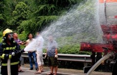 龙丽高速甲醇槽罐车侧翻 消防急救援