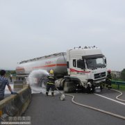 安庆油罐车跑太快撞开高速护栏 司机将承担部分