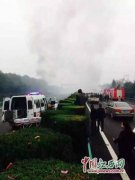 沪昆高速1辆油罐车爆炸 收费站办公楼玻璃震碎