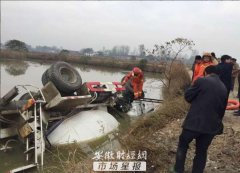 肥东县混凝土罐车侧翻 一人被困驾驶室救援难度