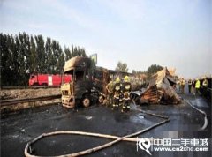 济青高速二十余个储油罐爆炸 多车受爆炸影响损毁