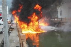 河面突发大火河边3辆车被烤焦 疑储油罐泄漏