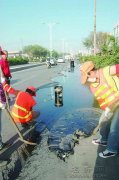 油罐车渗漏路面沾“胶水”阻交通