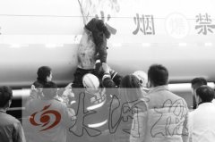 商丘一油罐车老板不听劝 进入罐体清洗罐车被熏晕