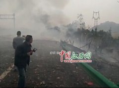 沪昆高速一运输烟花车与一油罐车一起爆炸 现场