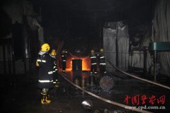 广西贵港一涂料厂溶剂油罐起火 现场火光冲天