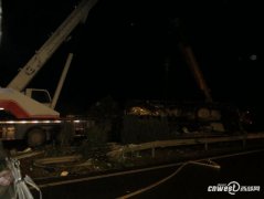 西禹高速蒲城段一油罐车侧翻起火 车内载43吨汽