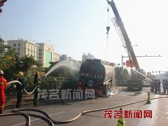 电白区水东镇水林路一油罐车失魂撞护栏