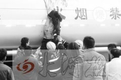 商丘油罐车老板执意进入油罐车罐体清洗被熏晕