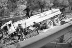 油罐车侧翻 北五环堵成停车场