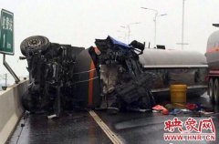 河南郑新黄河大桥一油罐车侧翻