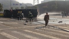 城南大道货车追尾油罐车 油罐泄漏司机被困