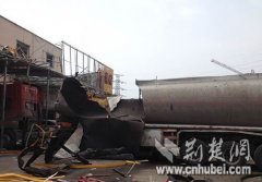 荆门一物流园油罐车发生爆炸(图)
