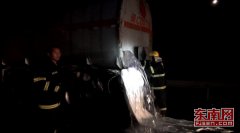 沈海高速上油罐车被追尾 10多吨白油漏了一半