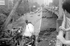 水泥罐车撞毁30多米护栏飞下立交桥 驾驶员身亡