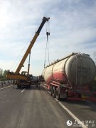 黑龙江省哈同高速公路大罐车侧滑撞护栏滞留车辆排5公里长队
