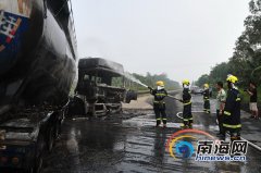 文昌：水泥罐车撞高速路护栏后起火 2人受伤[图