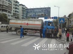 油罐车大家一起上没推动司机仍感谢众多好心人