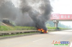 海文高速水泥罐车撞断公路护栏起火烧剩骨架