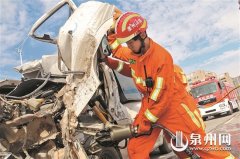 面包车改成“油罐车” 追尾撞上大货车