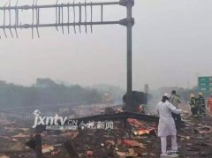沪昆高速一装载烟花爆竹车发生爆炸致1死2伤 无