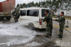 面包车改装“油罐车” 追尾大货车 司机当场身亡