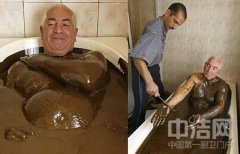 真是富到流油 任性土豪洗石油浴治病