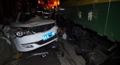 安徽马鞍山一铁道口汽车与火车相撞1人死亡