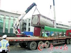司机打盹 20吨油罐车侧翻