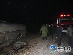 油罐车侧翻 危险！ 民警及时处理转危为安(图)