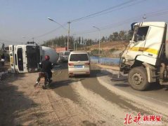 朝阳东高路商砼车侧翻砸毁油罐车 肇事司机逃逸