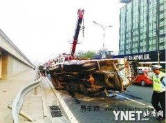 【图文】健翔桥附近油罐车侧翻 紧急铺沙盖油