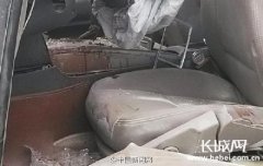 轿车与火车相撞被拖行10余米 事故致1死3伤(图)