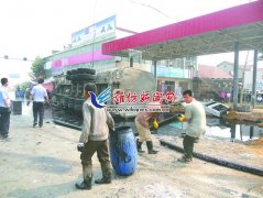躲车操作不当致油罐车侧翻原油泄漏涌进门头房