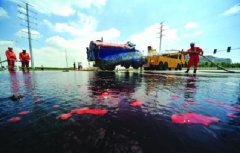 油罐车与货车相撞 8吨添加剂泄漏路口变“红海”
