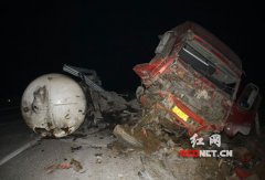 油罐车侧翻随时可能爆炸 湖南高速警察及时救援