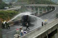 13吨油罐车高速路侧翻