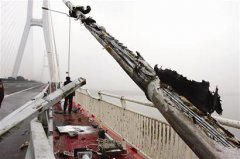 油罐车撞开军山大桥护栏