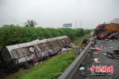 杭金衢高速两车相撞4死2伤 高速封道近7小时[图