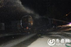 淄博一油罐车载35吨汽油爆炸起火 消防紧急救援