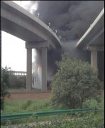 咸阳原油油罐车侧翻泄漏起火爆炸（组图）
